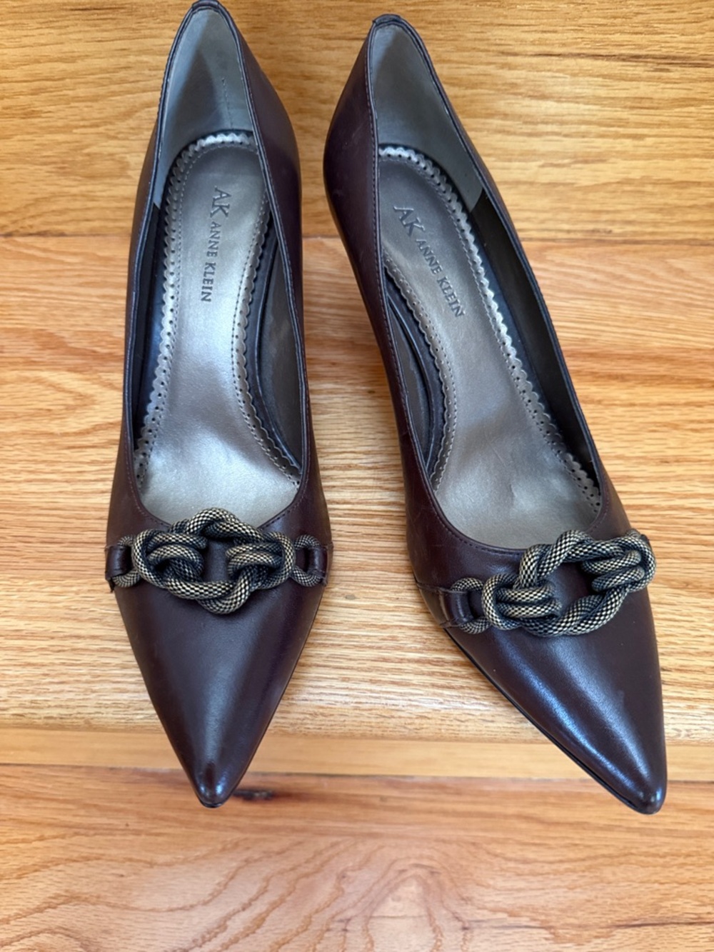 Anne Klein Brown Leather Pointed Toe Pumps Size 8.5M W/bronze Chain Buckle